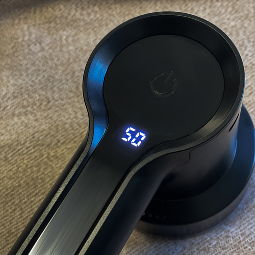 Elektrický odstraňovač žmolků a nečistot z oblečení / textilu