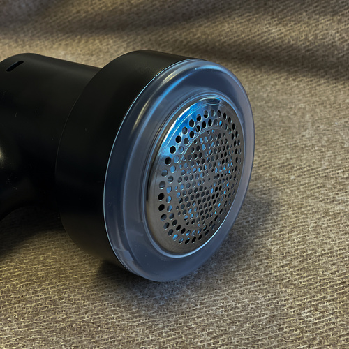 Elektrický odstraňovač žmolků a nečistot z oblečení / textilu