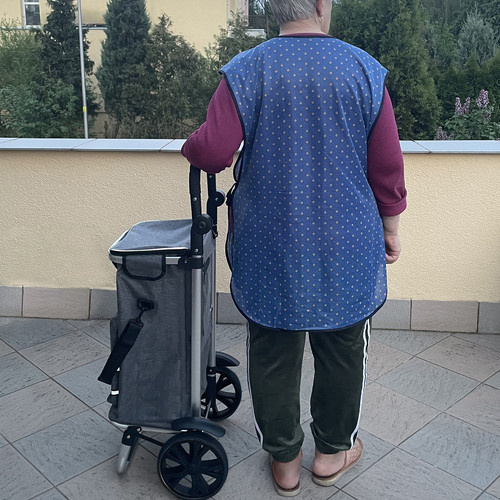 Velký a prostorný nákupní vozík na pěnových kolečkách