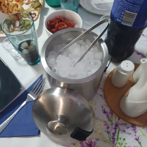 Kýbl na led s kleštičkami a lžící